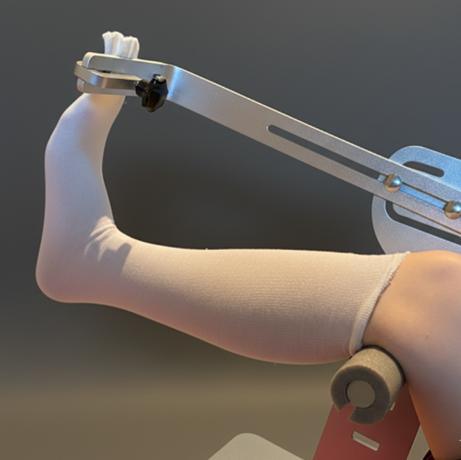 Kipsausteline. Säädettävä raajojenhoidon teline helpottaa kipsaamista sairaalaympäristössä.