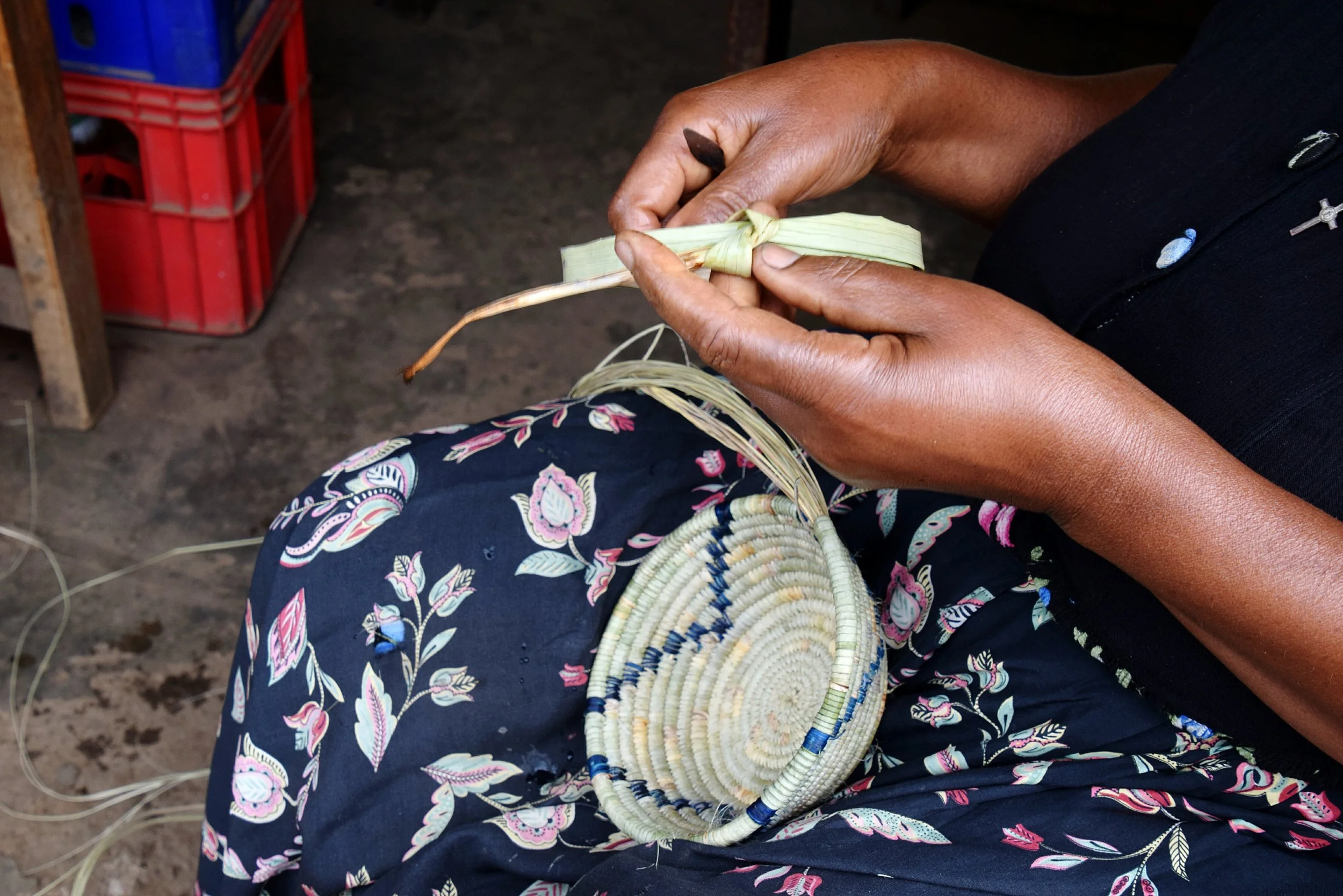 Mujer tejiendo artesanías colombianas