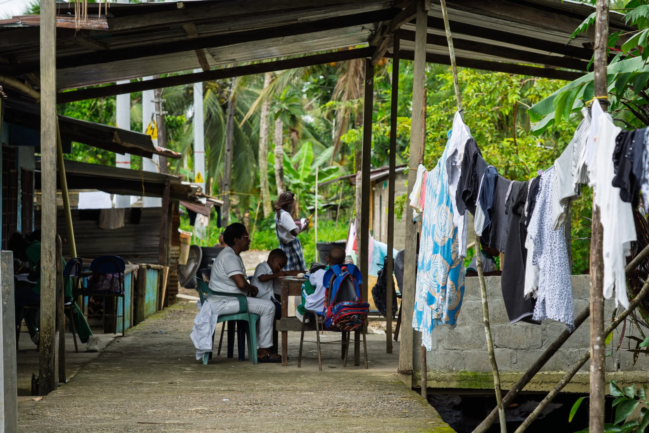 Acompañamiento humanitario y apoyo comunitario entre personas de comunidades vulnerables en Colombia.