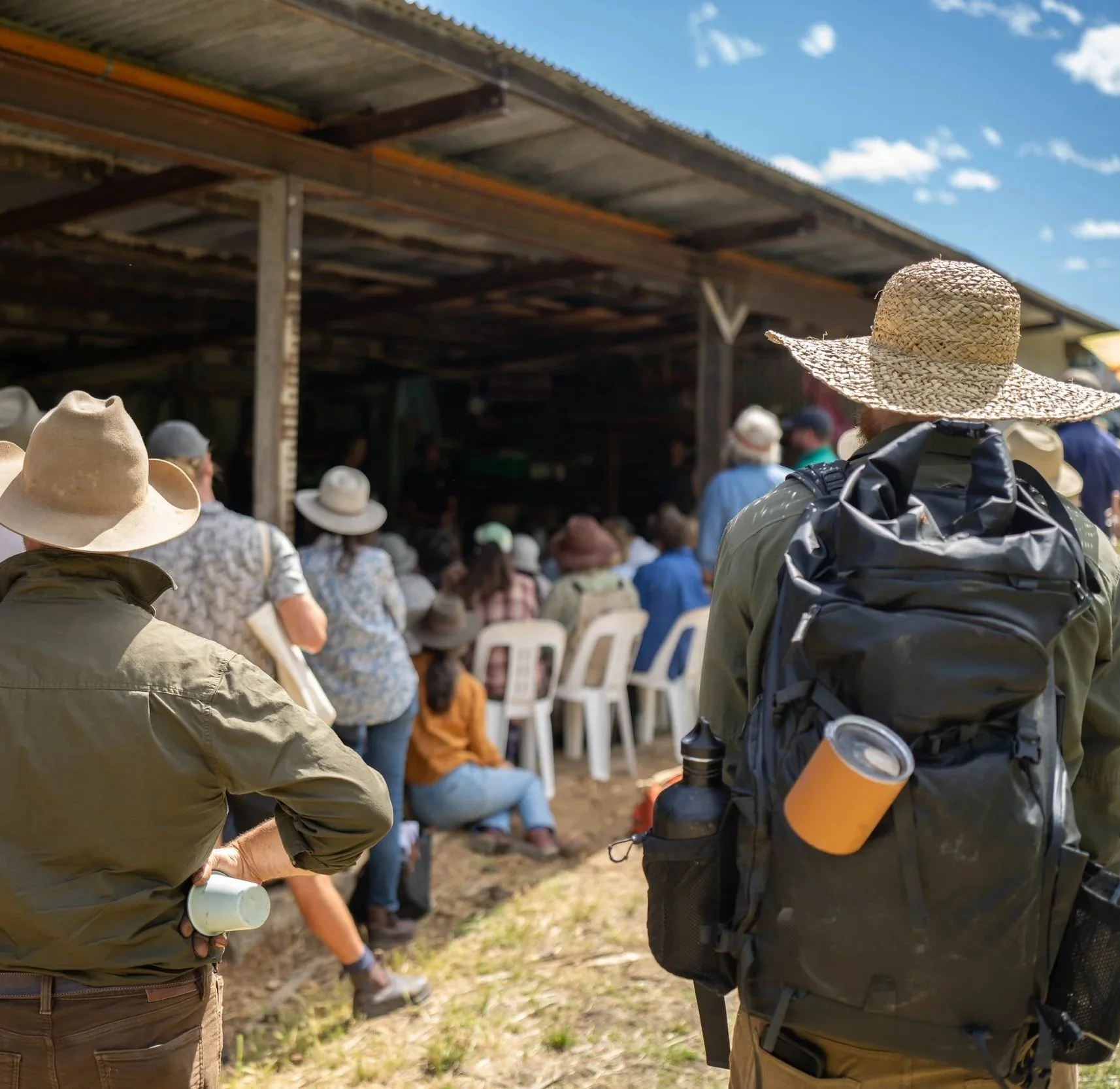 Visitantes extranjeros participando en una experiencia de turismo comunitario junto a comunidades locales en Colombia.