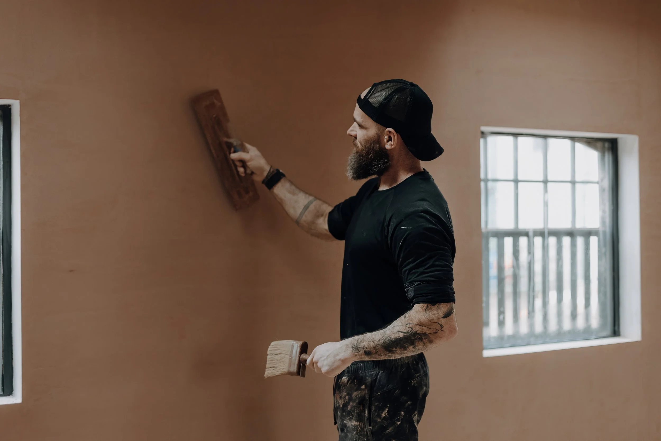 Oranssi carpenter using bench saw