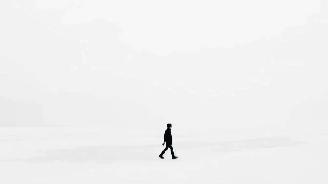 L’IA générative standard est une machine à prédire la moyenne. Elle ne cherche pas la vérité ou la singularité, mais la probabilité statistique la plus haute. Le résultat : Sans directive structurelle, elle gomme vos aspérités, lisse votre vocabulair