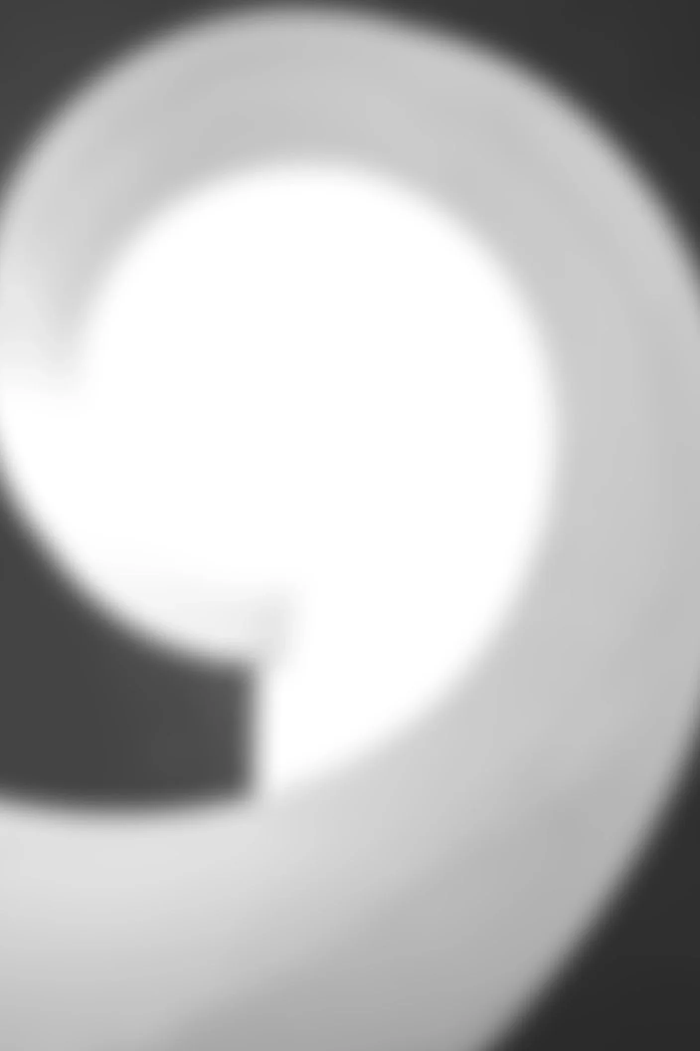 Image floue et sombre, dominante de blanc brillant au centre