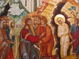 Icône religieuse représentant Jésus et ses disciples lors de la Cène avec un arrière-plan coloré et des figures en vêtements traditionnels.