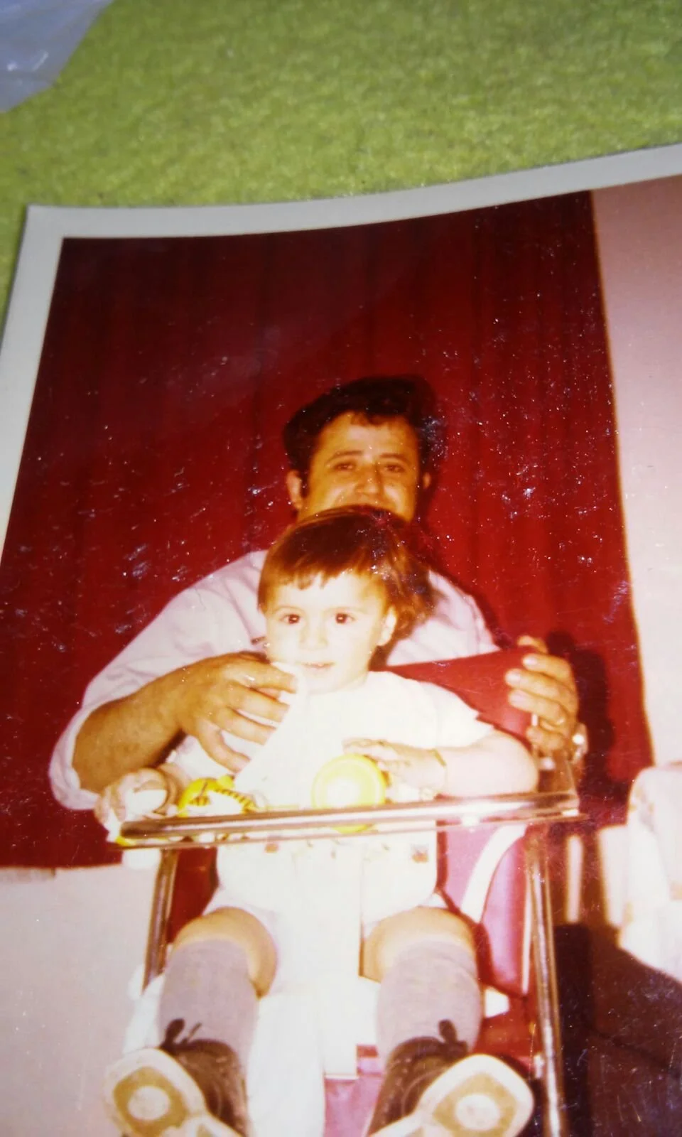 Manchmal schrieben die Lehrer das Datum des Schultags an die Tafel. Der 9. Mai. Dann fiel mir ein, ich habe ja heute Geburtstag! Da hatte ich freiwillig-unfreiwillig schnell wieder die Lacher auf meiner Seite. Der Lutschi. Der Italojunge. Geboren am 