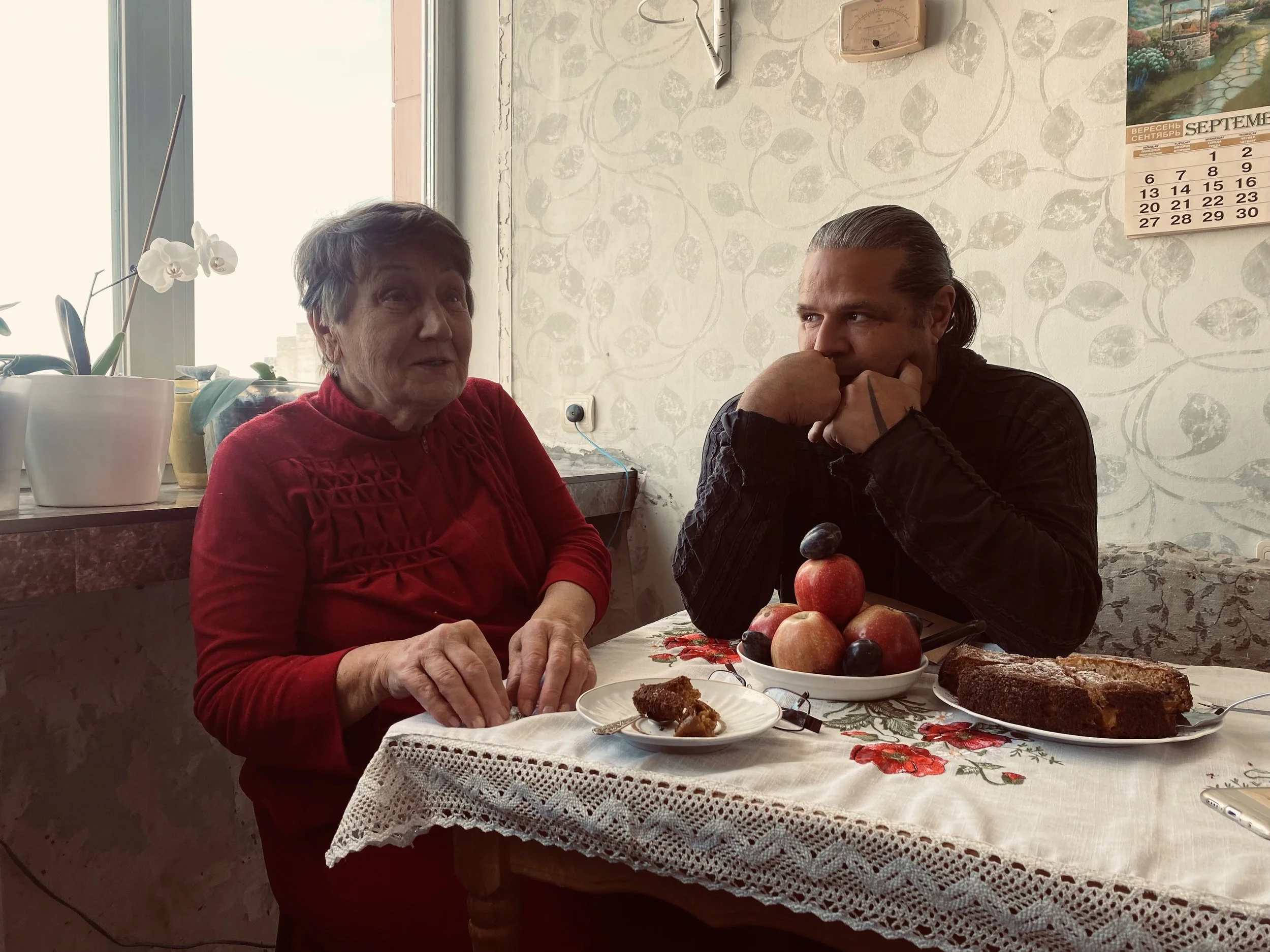 Anna öffnet mir wie damals bei unserem Kennenlernen in ihrem roten
Samtmäntelchen die Wohnungstür. Heute möchte ich sie offiziell fragen,
ob sie sich einen Film über ihre Person vorstellen kann. Ihre Antwort,
schnell, klar, konsequent: Nein. Nach e