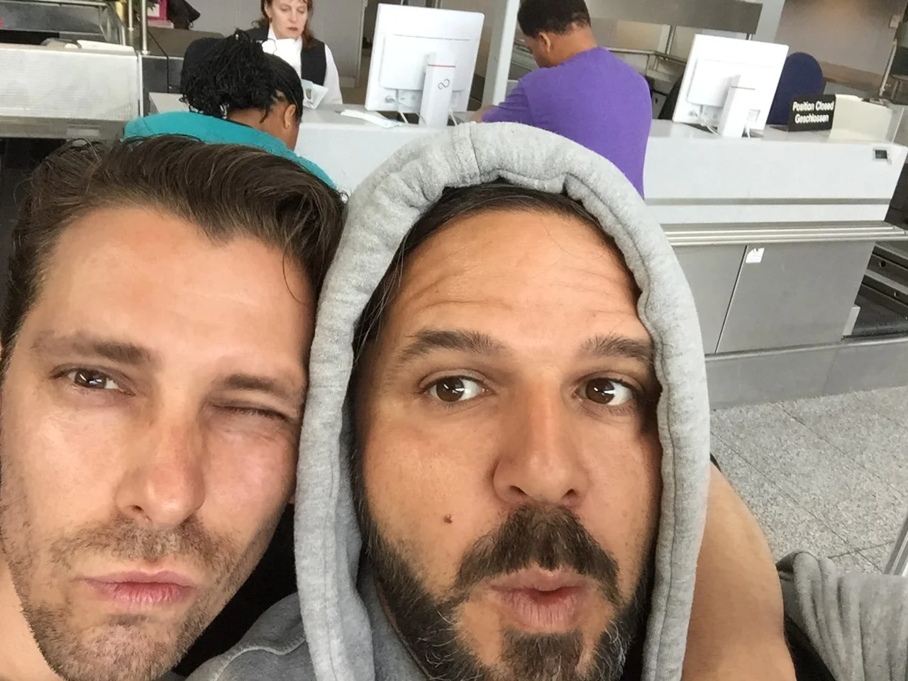 Holger, der kluge Holger in seiner immerwährenden Korrektheit, rechnete im Kopf Kilometer gegen Benzin, wir hatten nicht mal genug Sprit für die Rückfahrt und tuckerten mit Tempo 30 über die B 10 durch den Pfälzerwald mit mächtig viel Rock-’n’-Rol