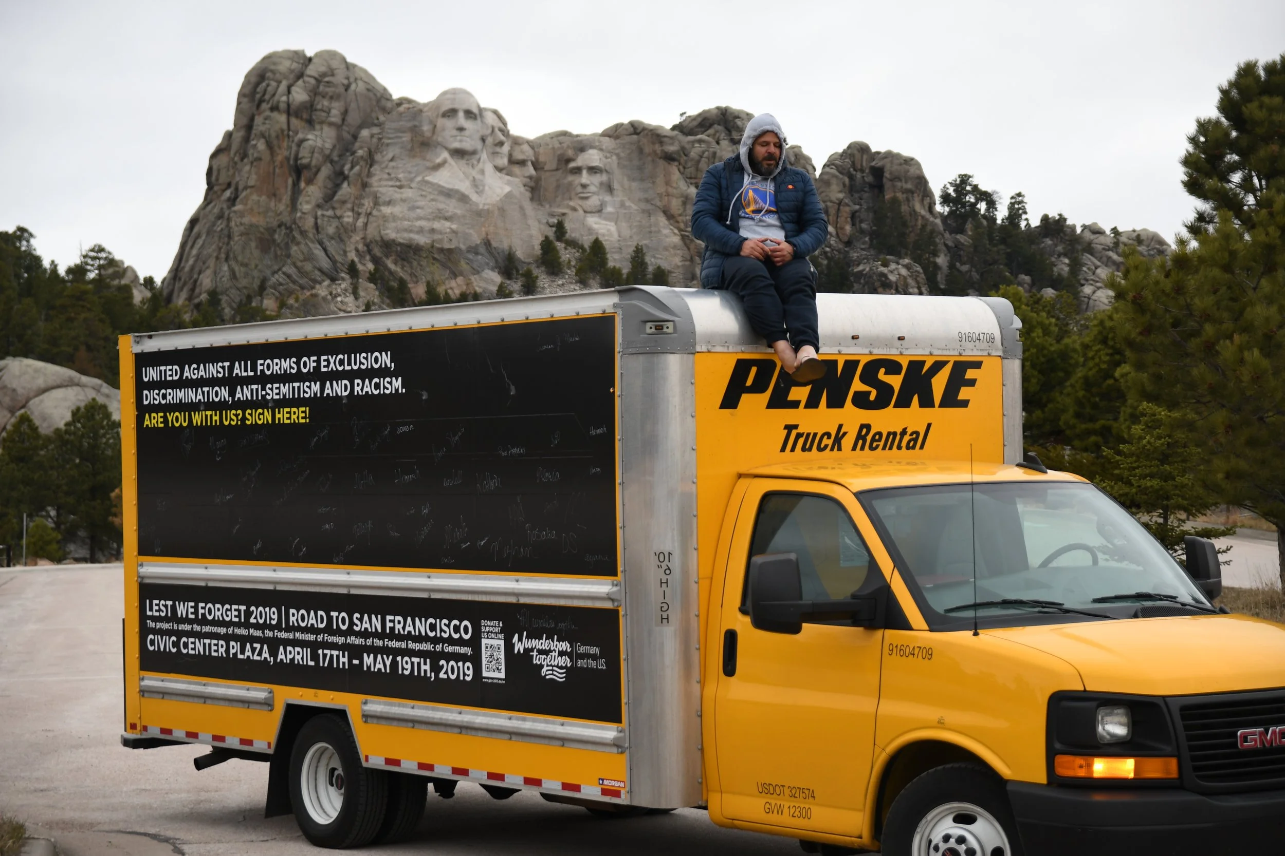 Seit meiner Jugend träume ich von einem Motorradtrip durch die USA, seit Holger und ich die Keilertour mit Tempo 30 durchgestanden haben. Jetzt, da die Portraits von Philadelphia nach San Francisco reisen müssen, von der Ost- an die Westküste, steh