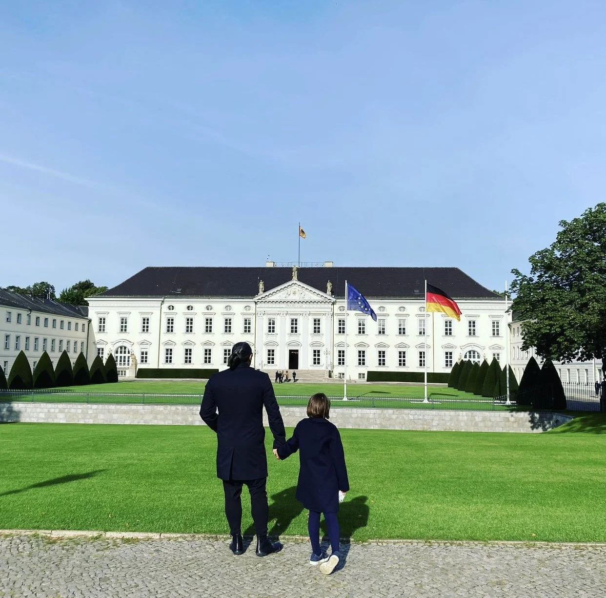 Ein italienisch sprechender Abgesandter holt mich am Eingang ab, rein ins Bellevue, gucken wir doch mal, was es da Schönes anzusehen gibt im Bellevue, Schönblick, und der Typ legt los, auf Italienisch, ich als Ausländer soll mich wohlfühlen mit mein