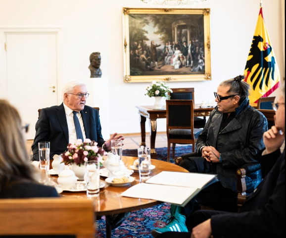 Okay. Wahrscheinlich rochen wir gegenseitig unser Misstrauen. Misstrauen
kriecht sich an und riecht nicht gut. .Herr Steinmeier, ich komme
als Freund, nicht als Feind. Wenn ich als Feind gekommen w.re, h.tte ich
Ihnen die Dinger vor die Fü.e geschmi