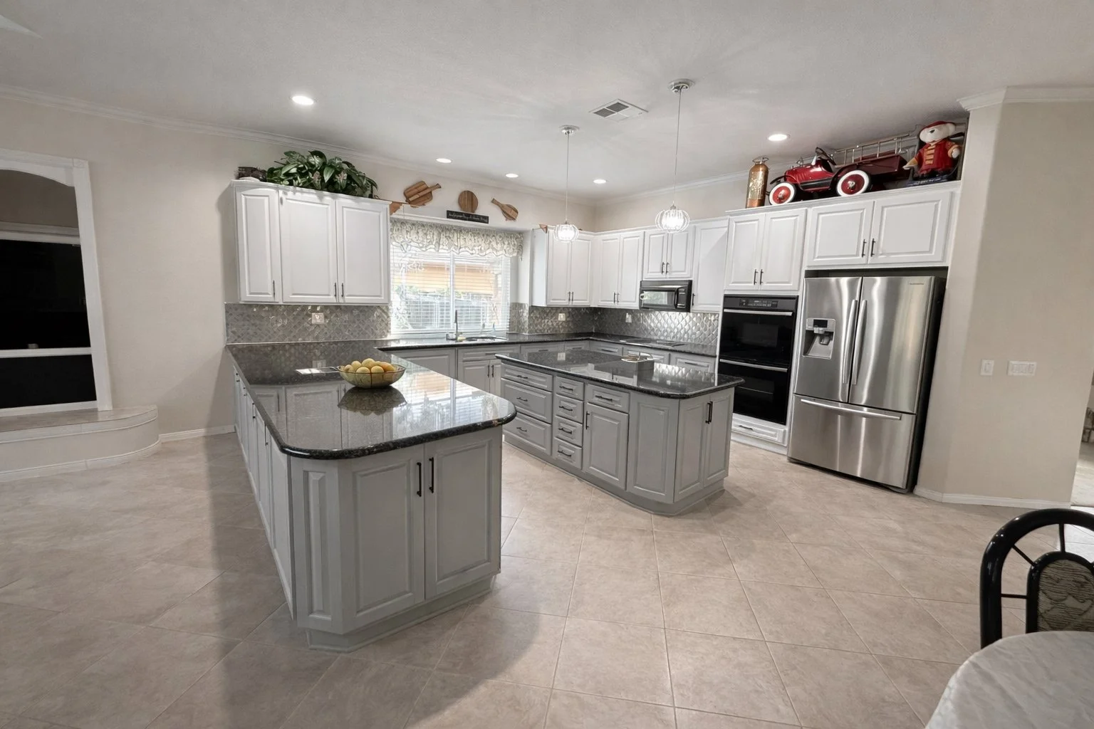 Two tone is always a safe route!