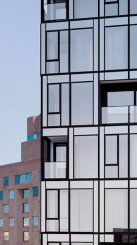 Façade d'un immeuble moderne en verre et en métal avec une structure géométrique