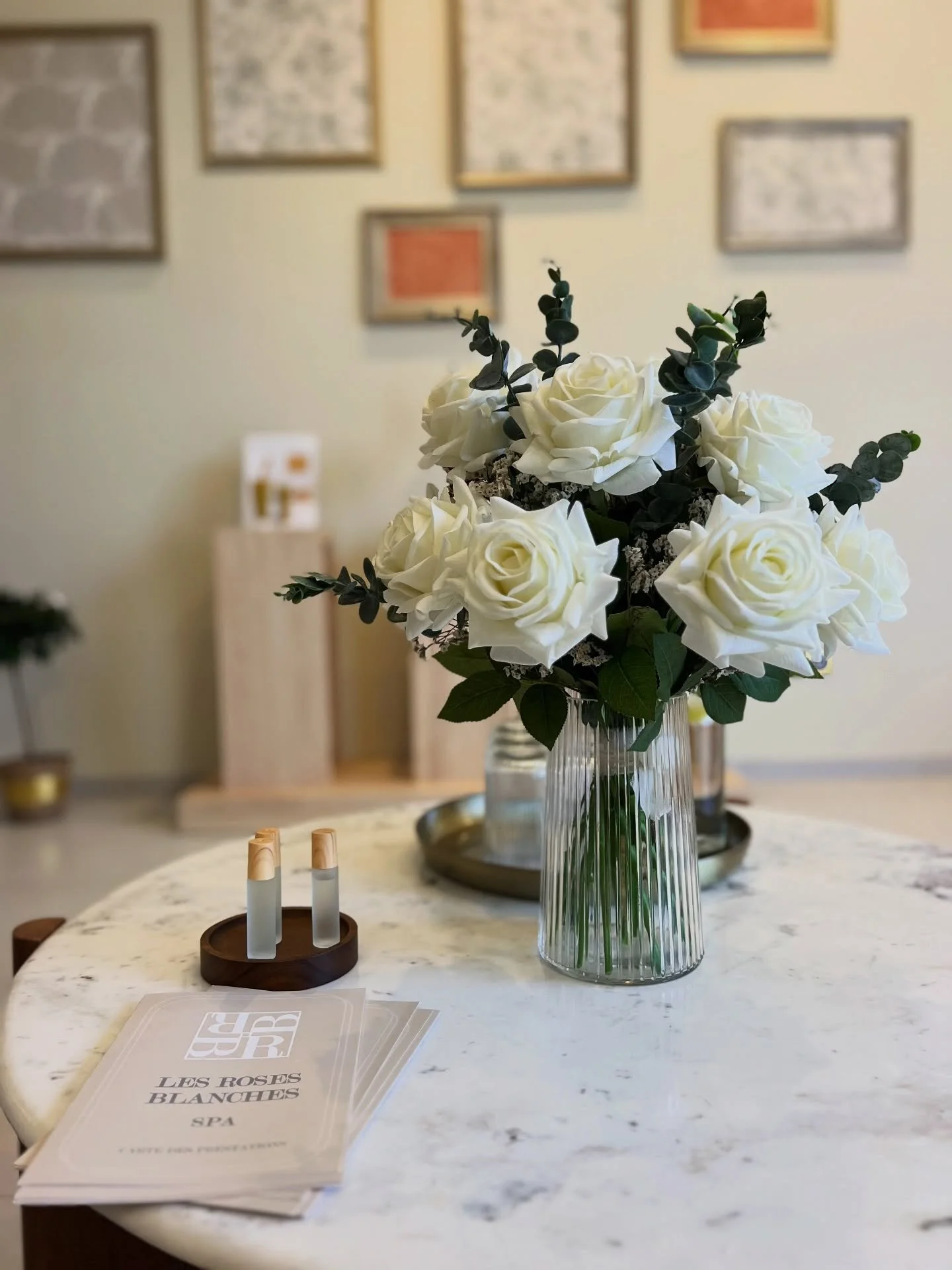 Roses blanches, douceur et &eacute;l&eacute;gance intemporelle 🌿

Des bouquets artificiels ultra r&eacute;alistes cr&eacute;&eacute;s sur-mesure pour le spa @lesrosesblanches.spa 🧖&zwj;♀️ 

Ils apportent une touche florale durable et raffin&eacute;