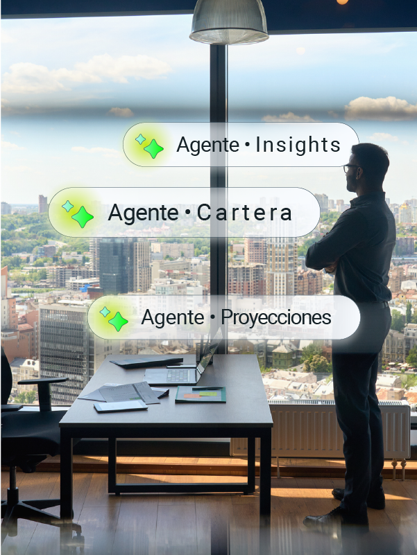 Imagen de una oficina con vista a la ciudad y una persona de pie observando. En la pantalla transparente aparecen etiquetas de texto: 'Agente Insights', 'Agente Cartera', y 'Agente Proyecciones'.