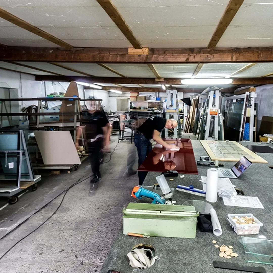 2 Teammitglieder arbeiten in der Werkstatt