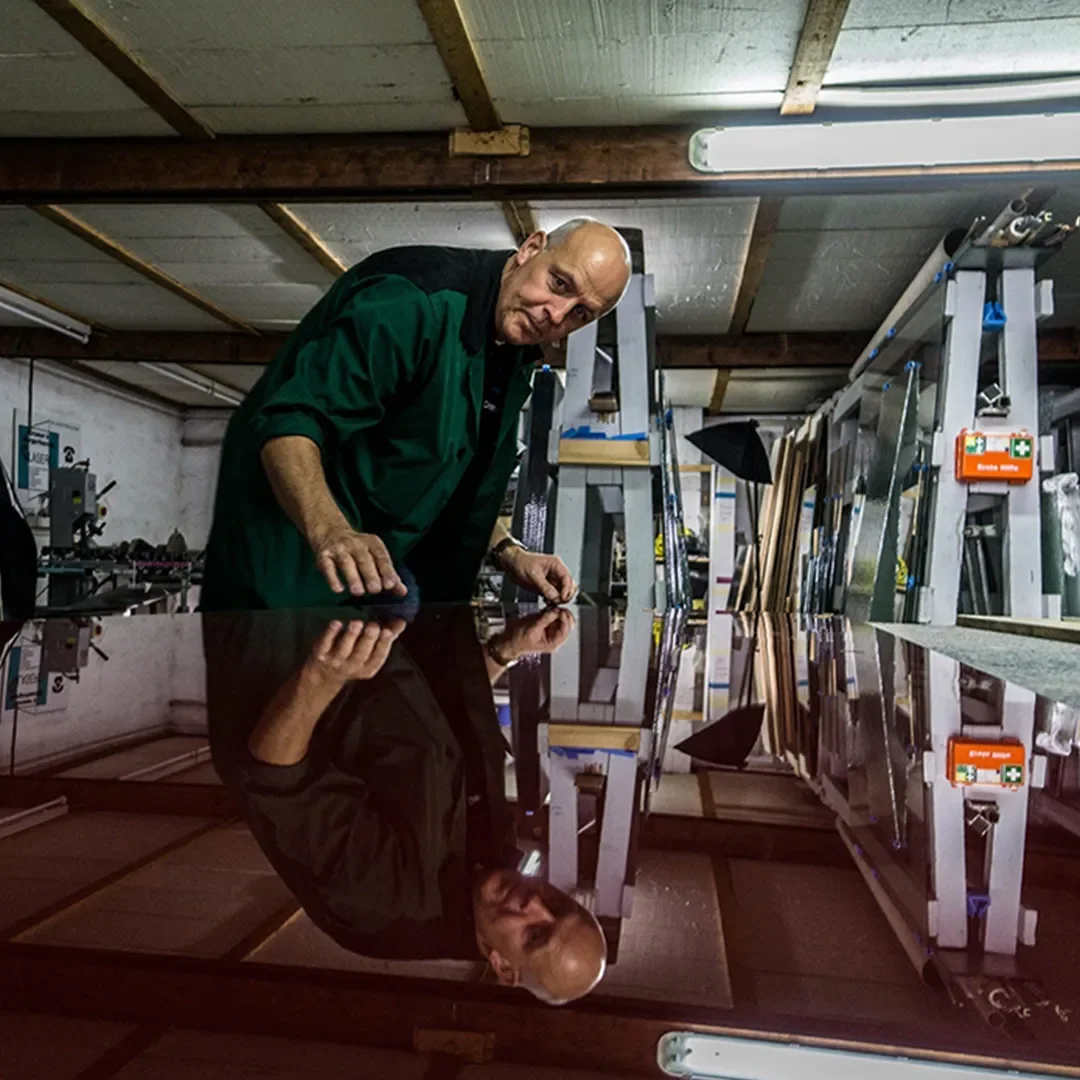 Ein Teammitglied arbeitet in der Werkstatt mit Glas.