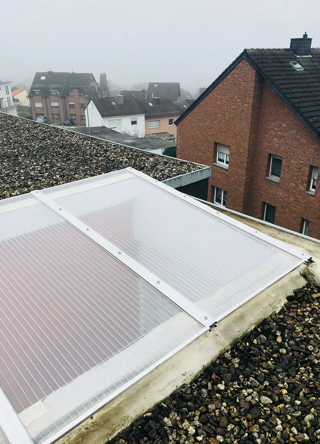 Fachgerecht montierte, lichtdurchlässige Doppelstegplatten auf einer Dachkonstruktion; die stabilen Hohlkammerplatten dienen als langlebige Überdachung und Wetterschutz.
