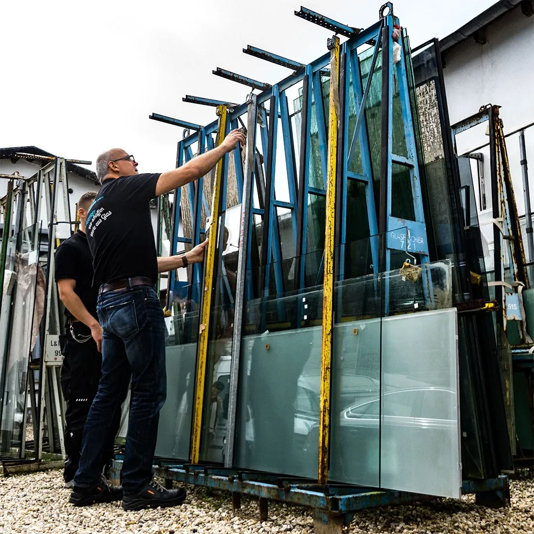 2 Teammitglieder arbeiten in der Werkstatt