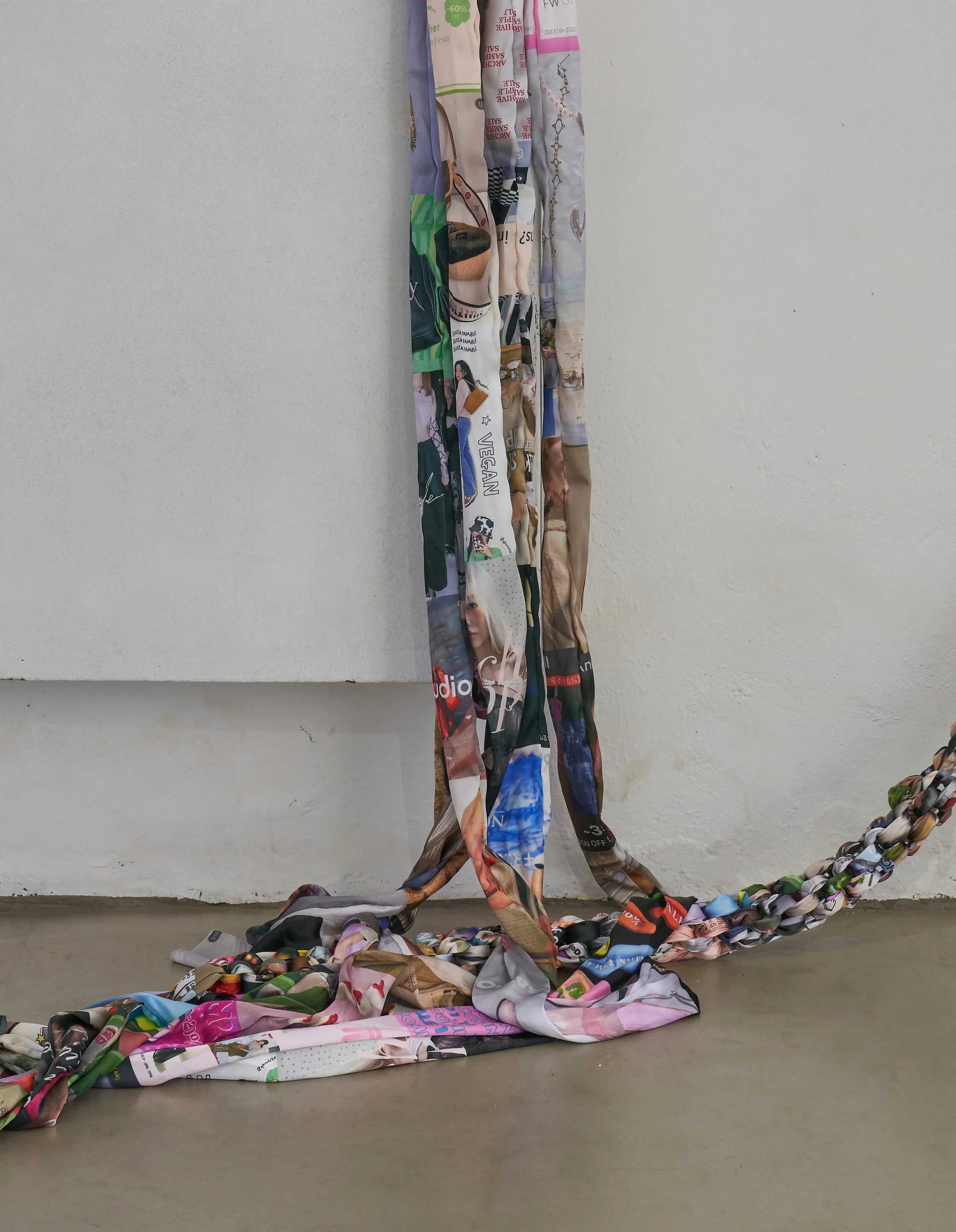 Tied up, 2024, 샤무즈 공단에 디지털 프린트와 손바느질, 수공예, 약 450m 가변설치(3).jpg