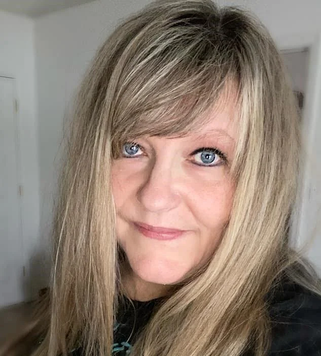 Headshot of Melody Jones from Journaling with Melody