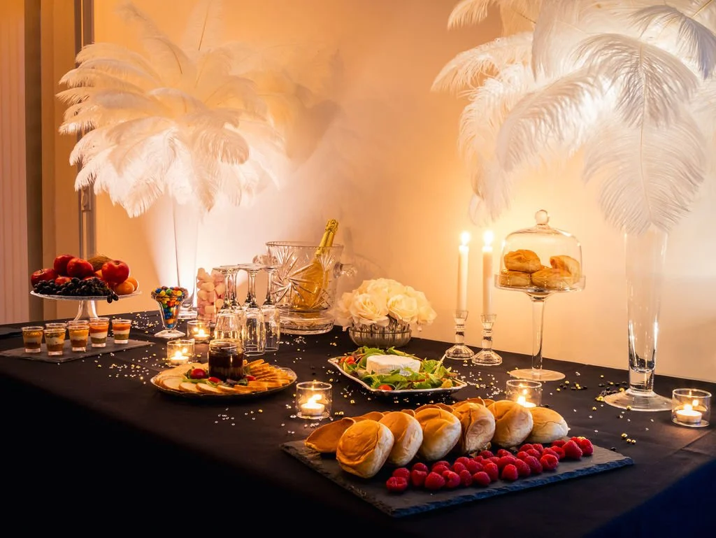Buffet décoré thème Gatsby avec plumes et accessoires vintage à louer à Nantes