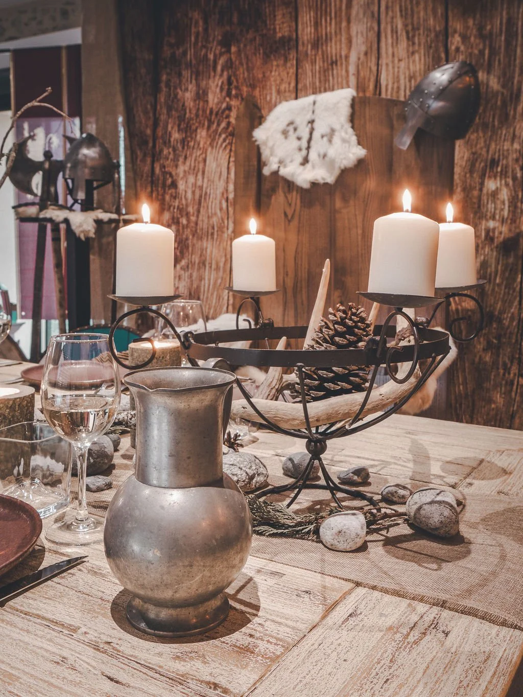 Table Viking dressée, bougies et centre de table, Nantes
