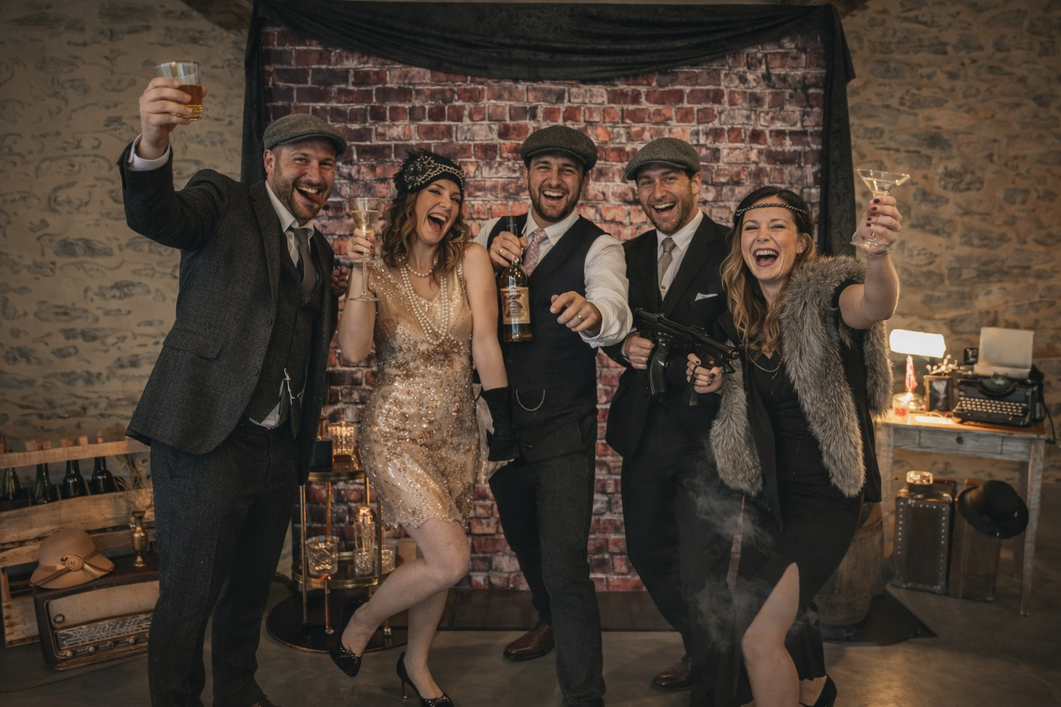 Location décor bar clandestin à Nantes avec invités en tenue prohibition lors d’une soirée immersive années 30.