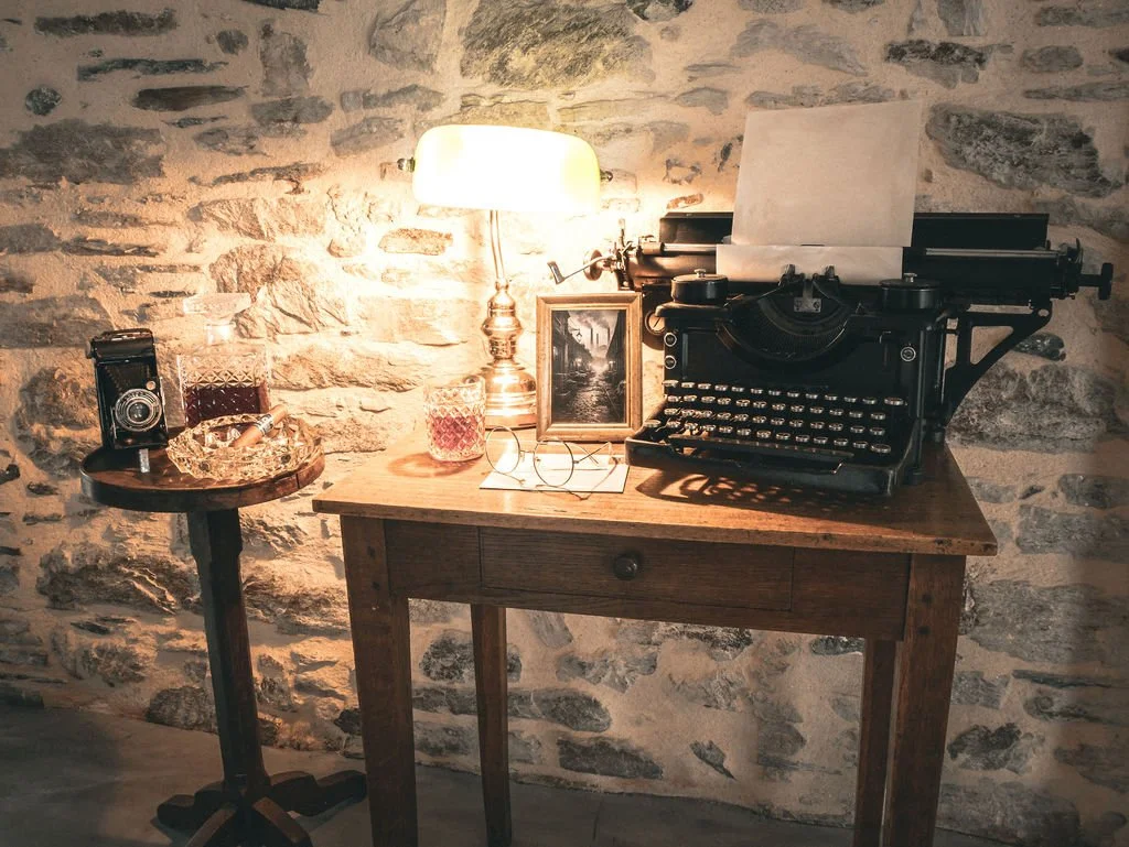 Coin bureau Speakeasy – machine à écrire, lampe et objets vintage style prohibition