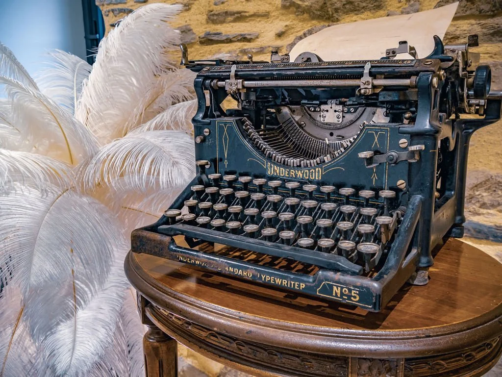 Décor Gatsby immersif à louer à Nantes  avec machine à écrire vintage pour anniversaire adulte ou soirée privée