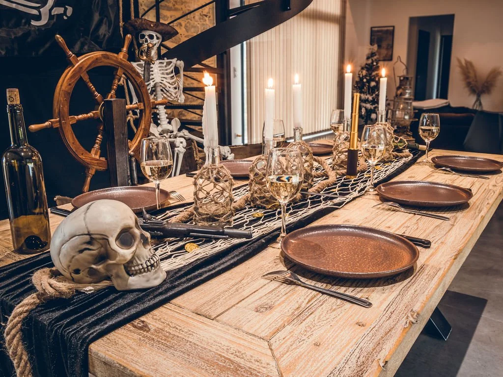 Détail table pirate immersive avec crâne décoratif, verres et bougies – location Nantes