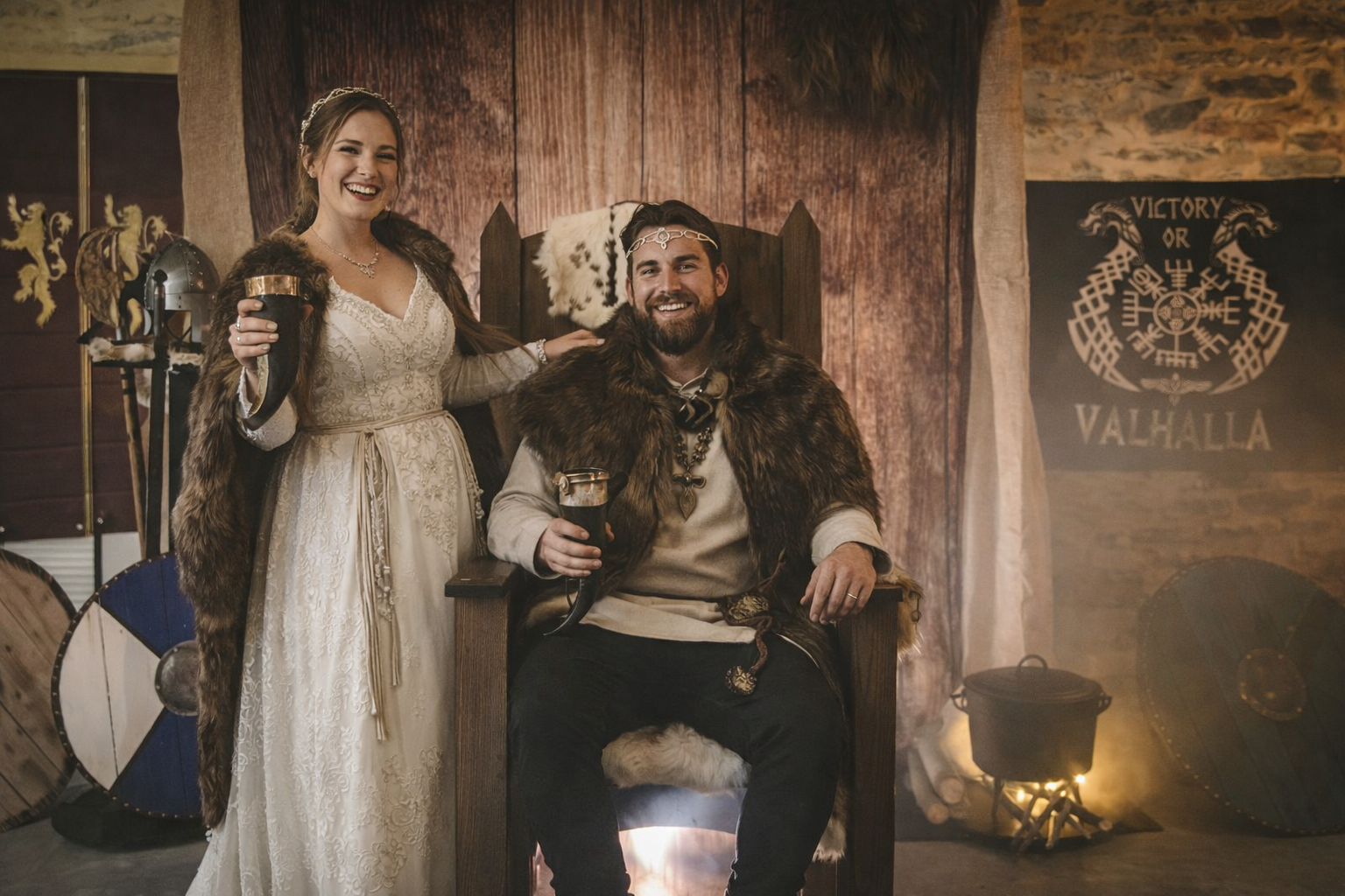 Couple assis sur trône viking dans un décor nordique immersif pour mariage ou anniversaire à Nantes.