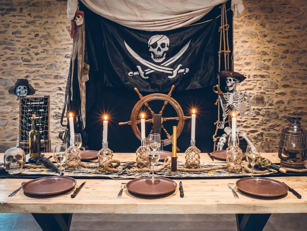 Table pirate immersive décorée avec lanternes et accessoires – location décor Nantes