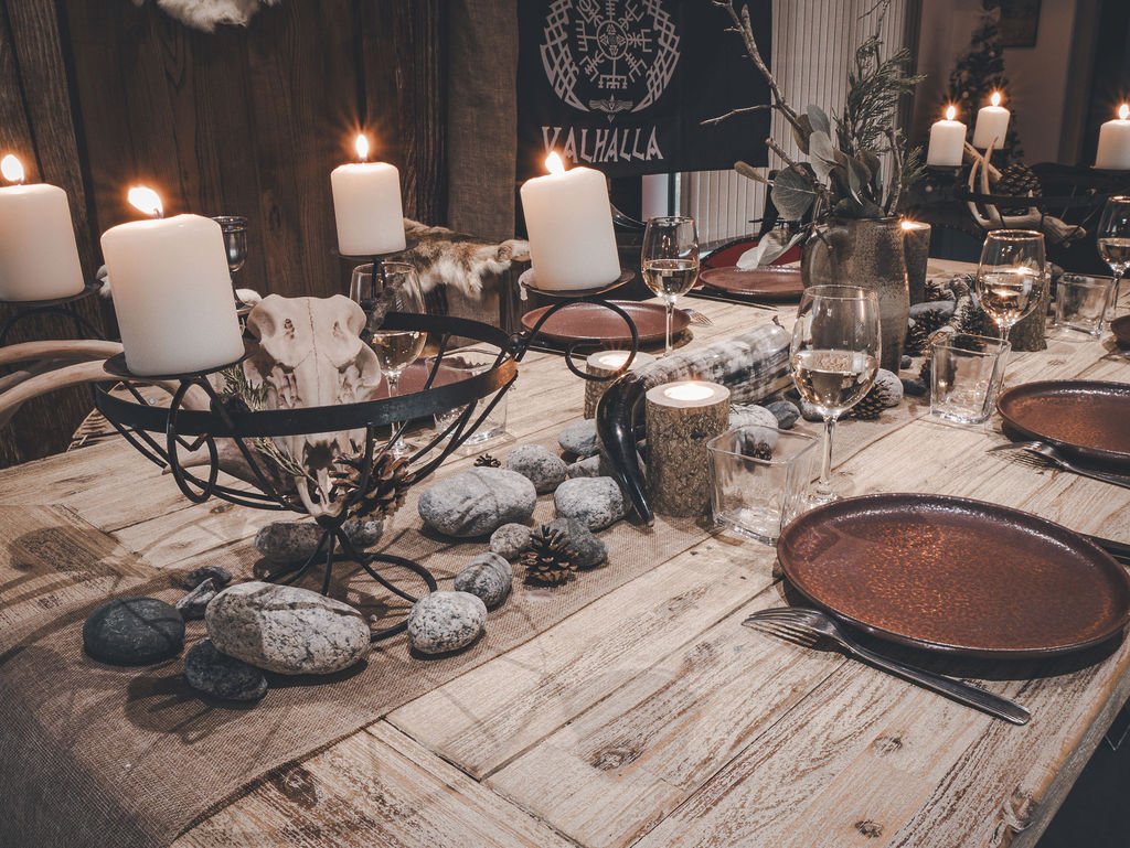 Table Viking dressée, bougies et centre de table, Nantes