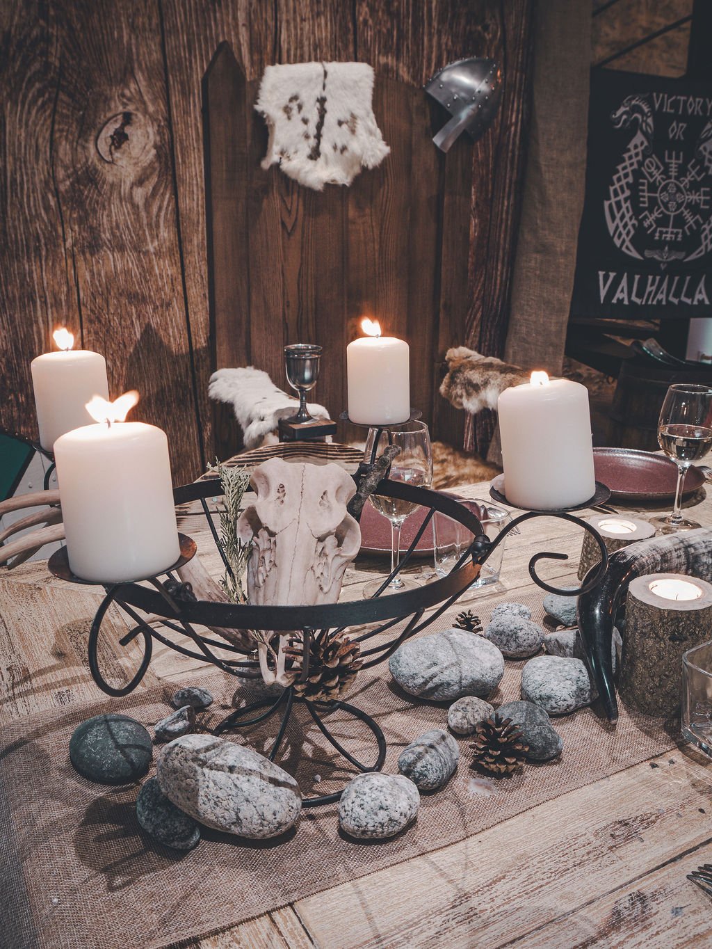 Détails table Viking, accessoires nordiques