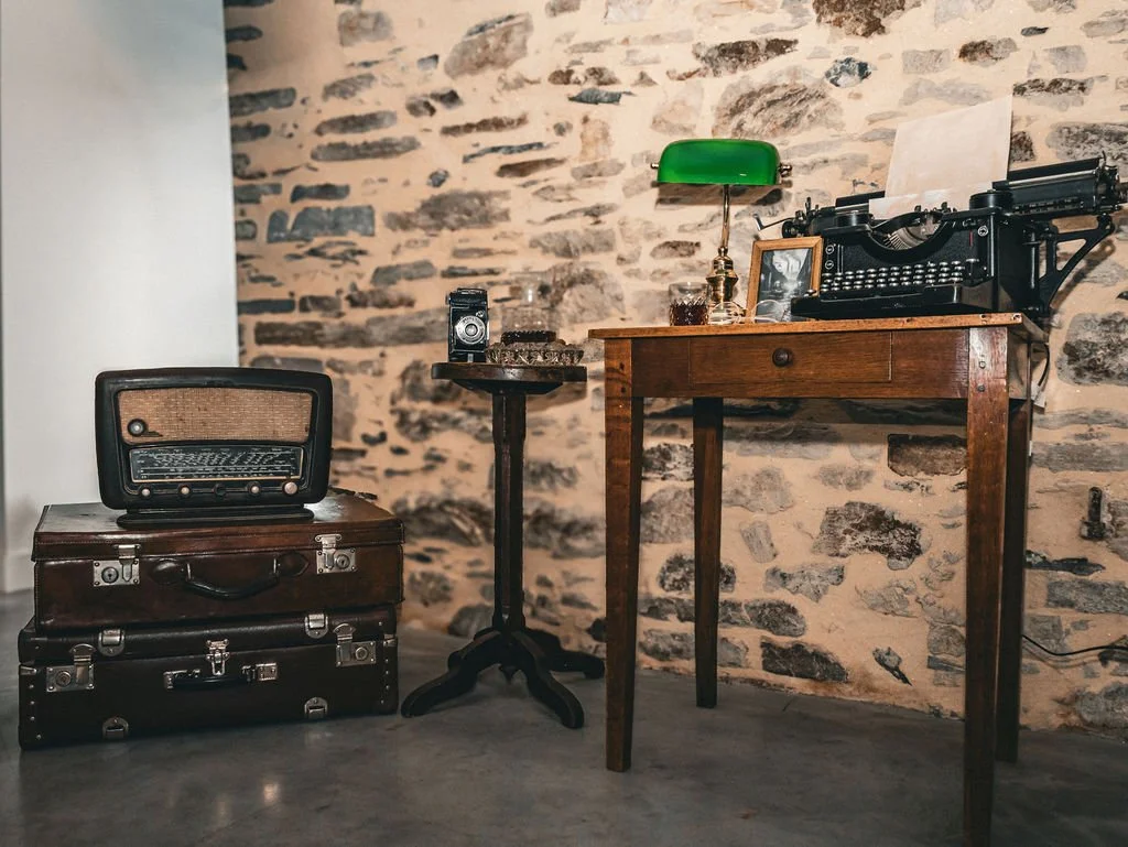 Décor Speakeasy – bureau vintage, valises et accessoires rétro pour ambiance club clandestin