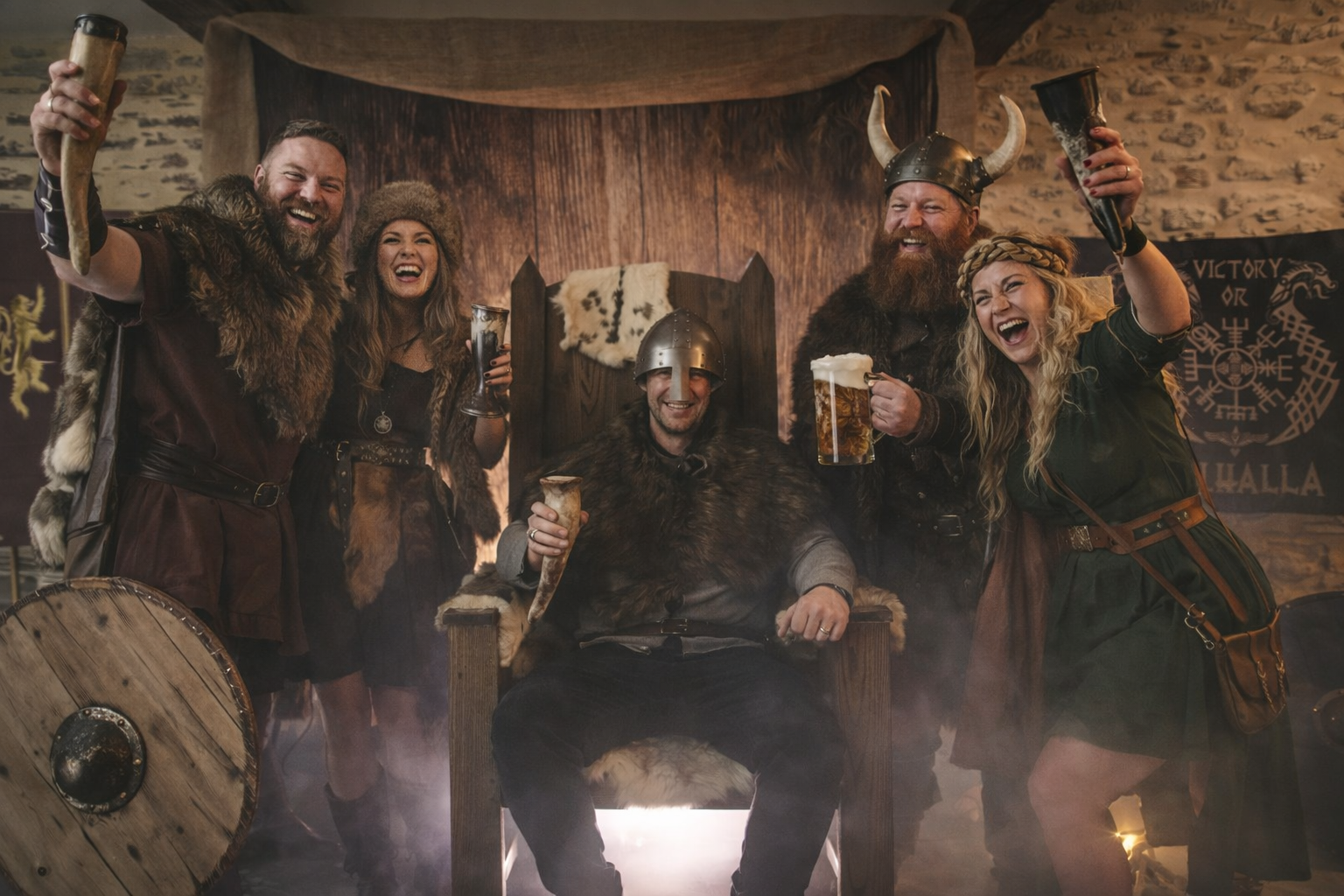 Décor viking avec groupe d’amis autour d’un trône nordique lors d’un EVG à Nantes avec accessoires vikings et ambiance immersive.