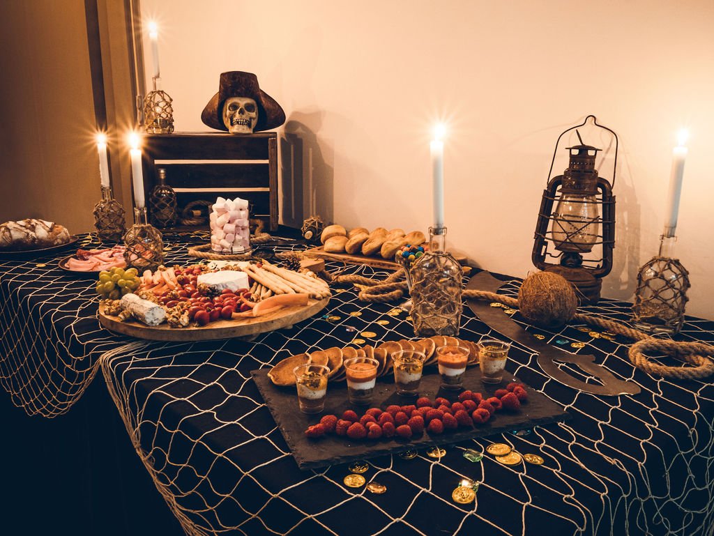 Buffet décor pirate immersif avec accessoires et ambiance pirate – location décor Nantes