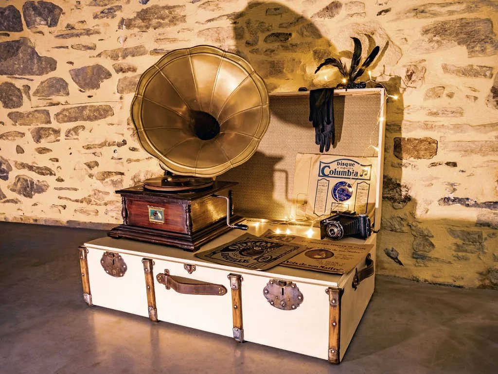 Accessoires Gatsby vintage avec gramophone et malle décorative à louer à Nantes