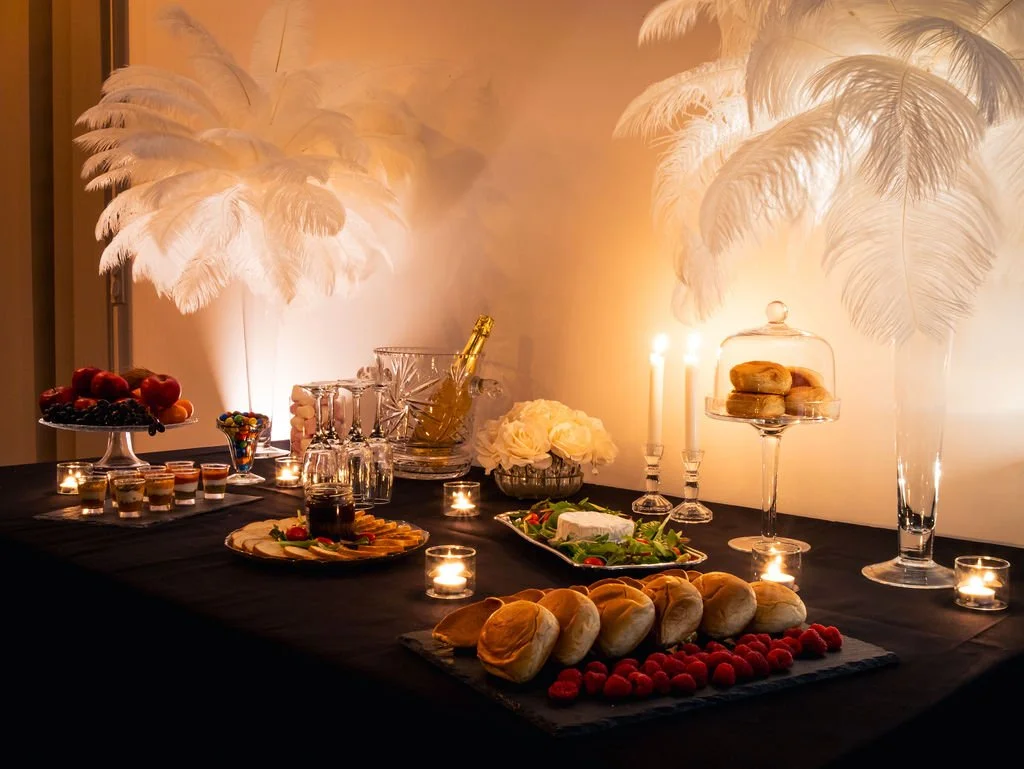 Buffet décoré thème Gatsby avec plumes et accessoires vintage à louer à Nantes