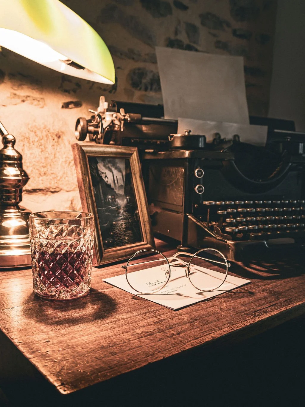 Coin bureau Speakeasy – machine à écrire, lampe et objets vintage style prohibition