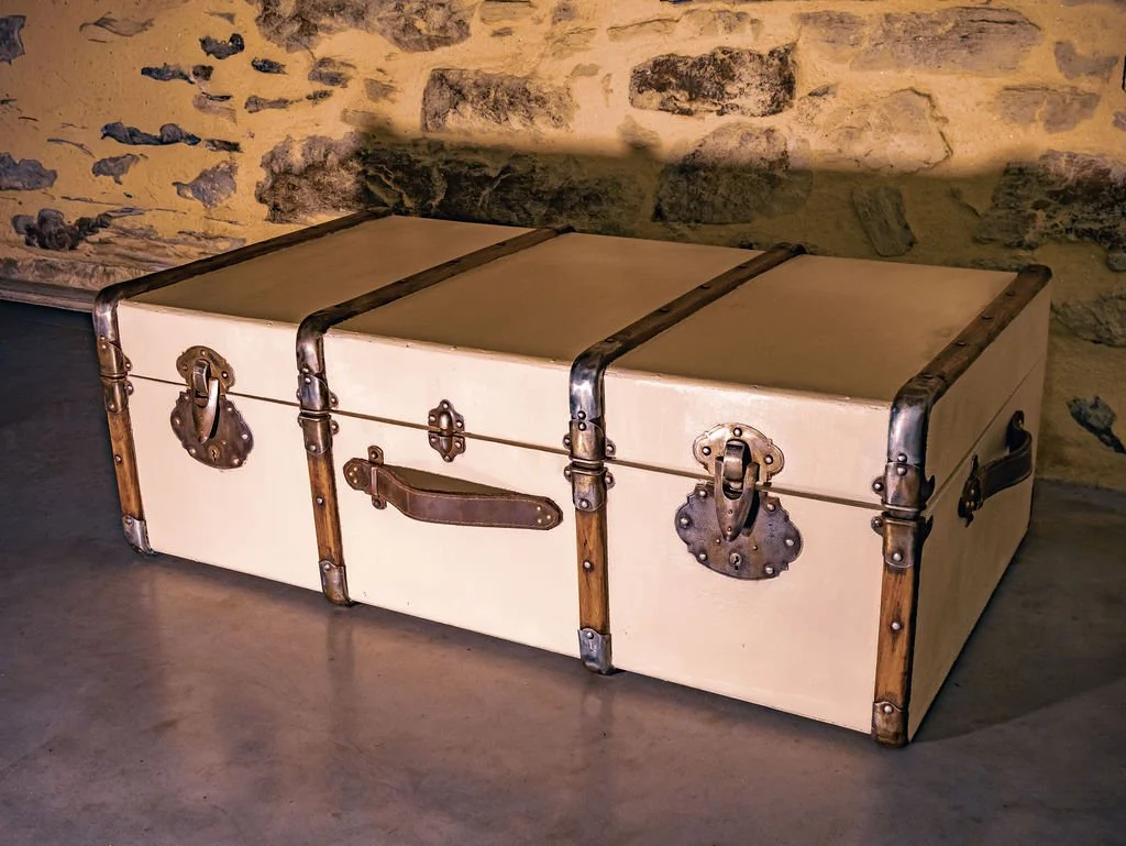 Malle vintage Gatsby décorative à louer pour événement à Nantes