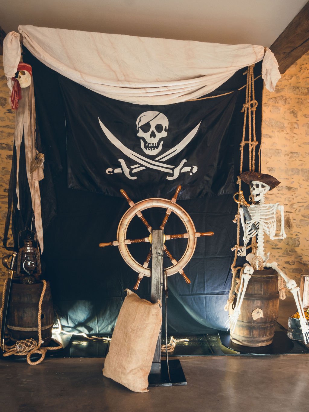 Espace décor pirate avec gouvernail, squelette et accessoires immersifs – location Nantes