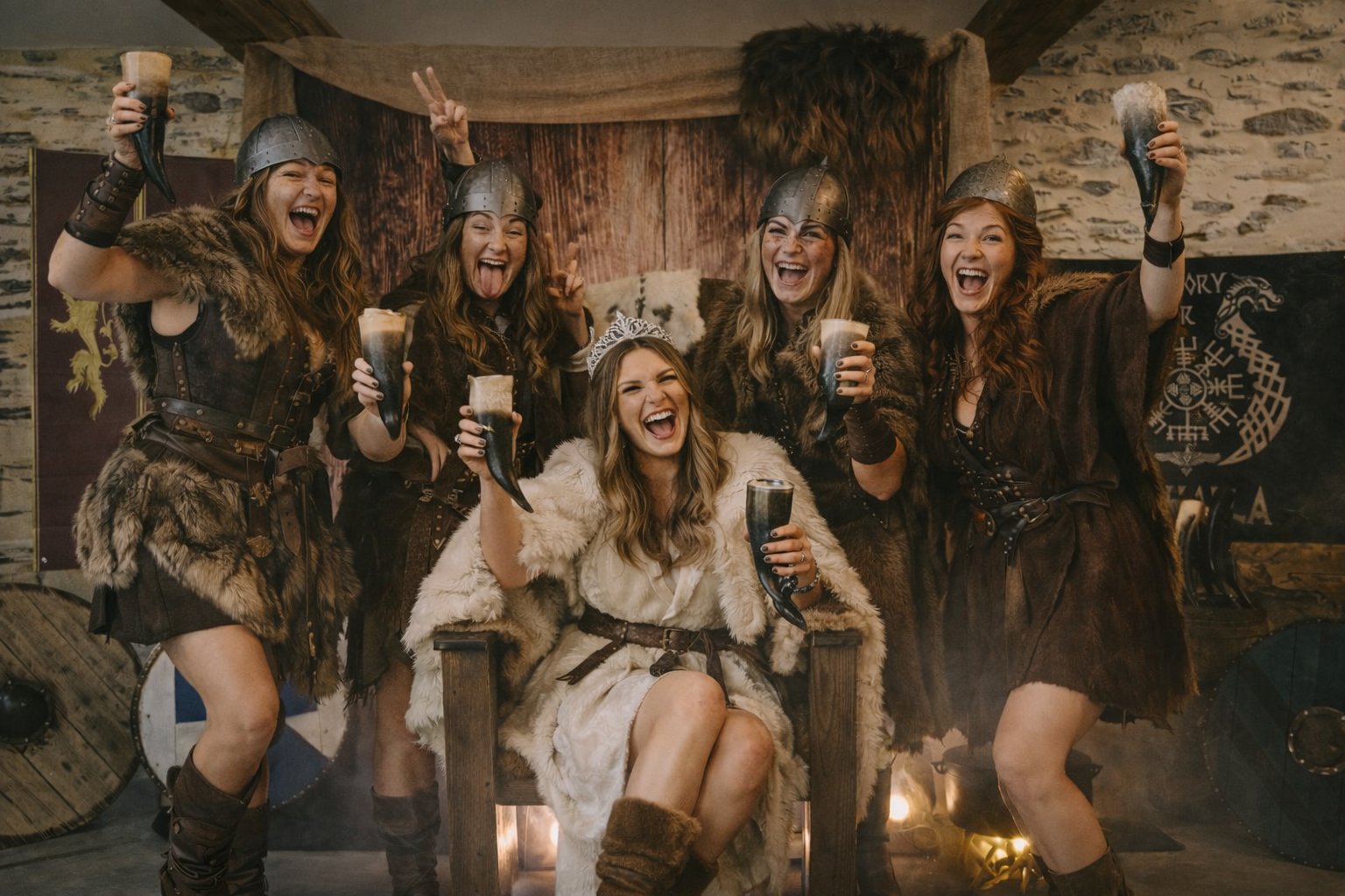 Décor viking avec groupe de femmes célébrant un EVJF à Nantes avec ambiance nordique immersive.