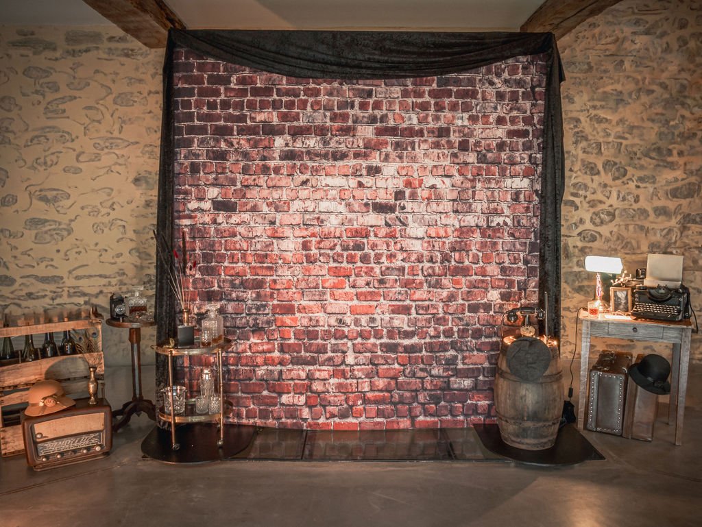 Décor Speakeasy immersif à louer à Nantes pour anniversaire adulte ou soirée privée – ambiance bar clandestin années 20