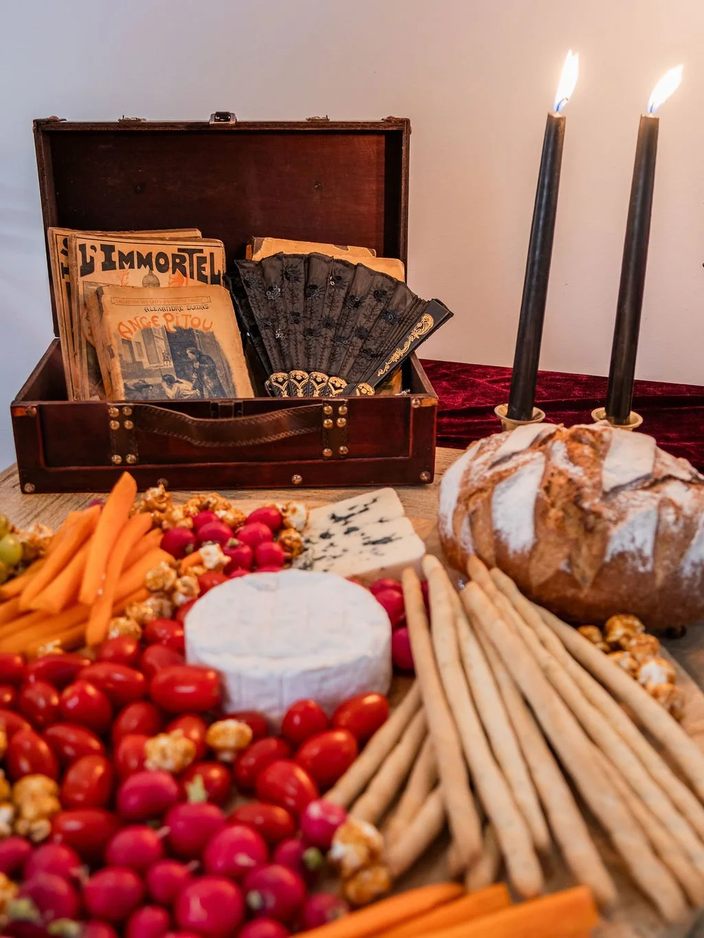 Détail buffet Speakeasy – présentation apéritive avec décor vintage et bougies