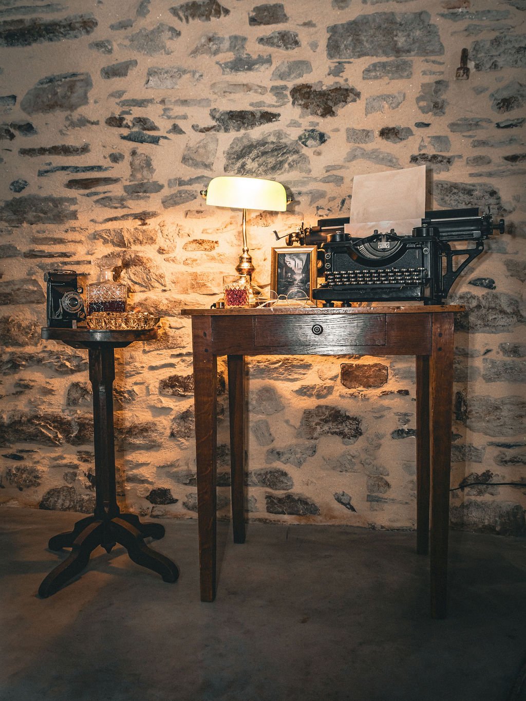 Décor Speakeasy – bureau vintage  et accessoires rétro pour ambiance club clandestin