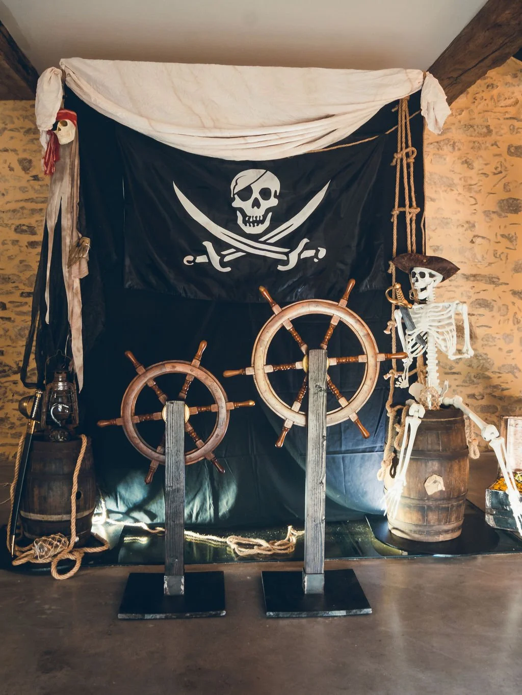 Espace décor pirate avec gouvernail, squelette, cordage et accessoires immersifs – location Nantes