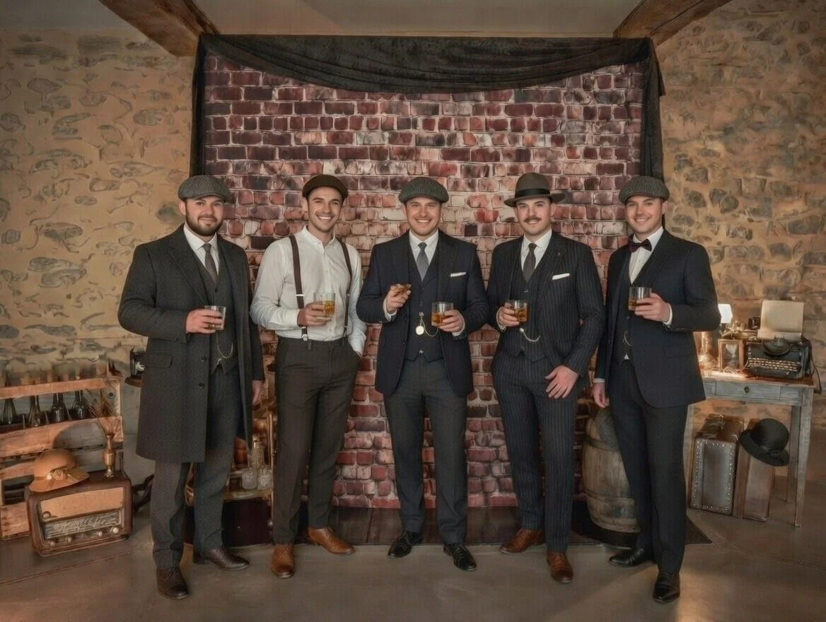 Groupe d’hommes lors d’un EVG avec décor speakeasy et ambiance prohibition devant fond brique style bar clandestin à Nantes.
