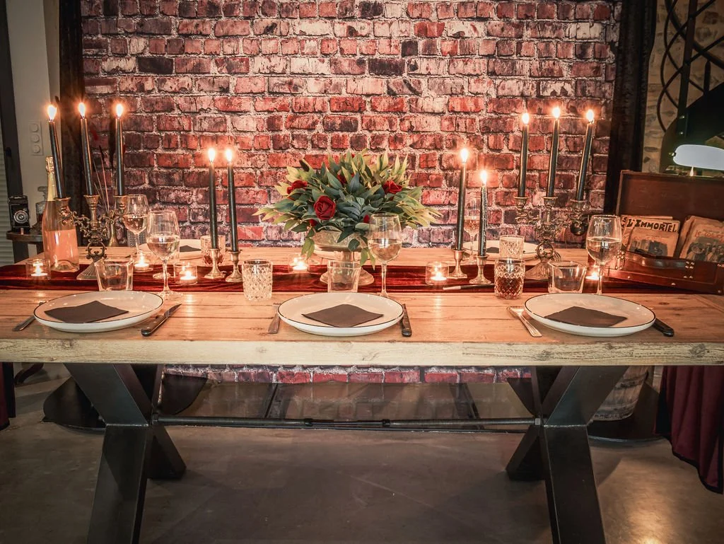 Décor Speakeasy – table élégante, mur de briques, chandeliers et ambiance prohibition à Nantes