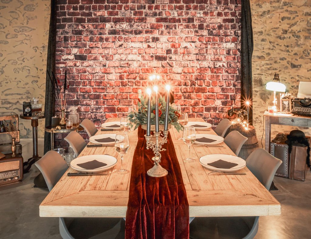 Table Speakeasy – mise en scène élégante, bougeoirs et décor prohibition